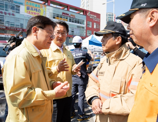 이재명 경기도지사(사진 왼쪽)가 24일 김포 풍무동 요양병원 화재현장을 찾아 화재진압 및 구조지휘를 하고 있다.