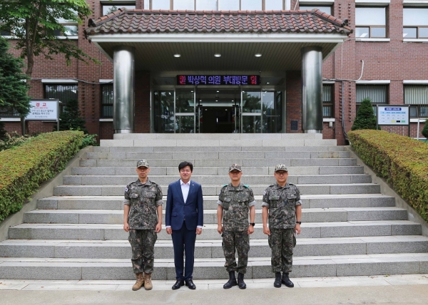 박상혁 국회의원이 육군 제17사단을 방문, 중앙 현관에서 기념촬영을 하고 있다./사진=박상혁 의원실