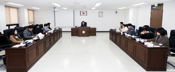 김포시의회가 22일 월례회의를 열어 집행기관 주요 현안에 대한 보고를 받고 있다.(사진=김포시의회)