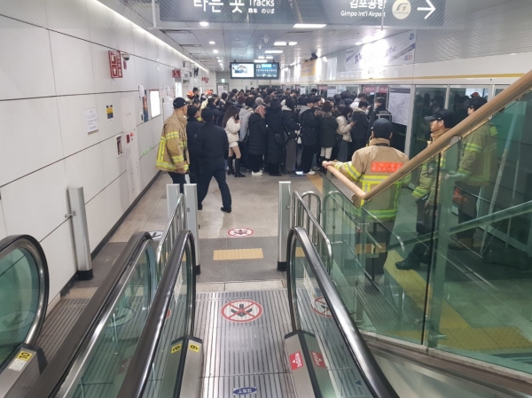 18일 출근시간대에 김포골드라인 열차가 고장이 나면서 출근길 시민들이 큰 불편을 겪었다./사진=김포소방서