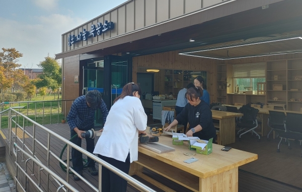 김포시가 오는 4월 2일부터 김포한강야생조류생태공원 나눔목공소에서 목공예 체험 프로그램을 시작한다./사진=김포시청